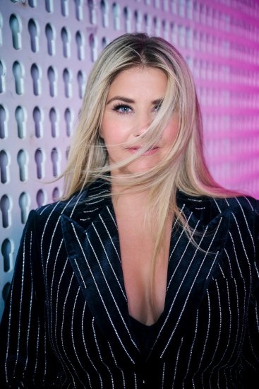 Ulla Popken 855499 Strasszos bársony blézer Fekete - Blézerek - Blézerek plus size méretben nőknek