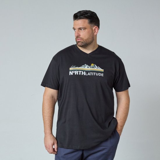 North Latitude Mountain T-Shirt V-Neck Fekete - Pólók - Nagyméretű pólók - 2XL-14XL