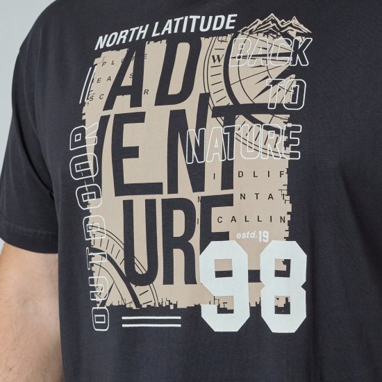 North Latitude Adventure 98 Graphic Tee Fekete - Pólók - Nagyméretű pólók - 2XL-14XL